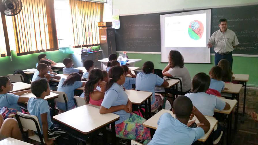 Portal de Notcias PJF | Escola do Bairro Eldorado recebe ao de conscientizao ambiental da Cesama | CESAMA - 5/3/2015