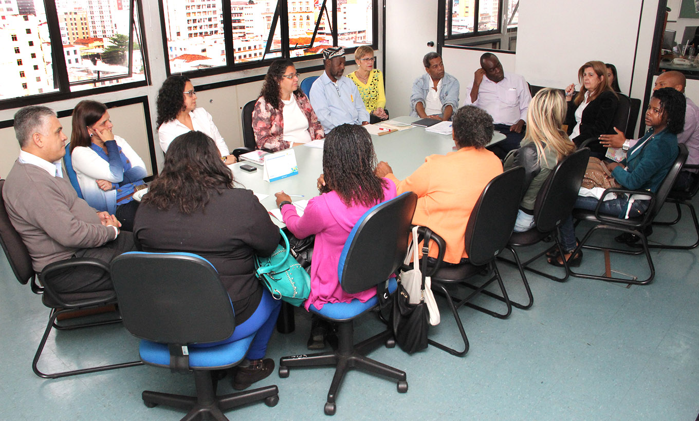 Portal de Notcias PJF | Comit se rene com membros de secretarias para implantao do Selo da Diversidade tnico-racial e de Gnero no Mercado de Trabalho | SG - 6/5/2015