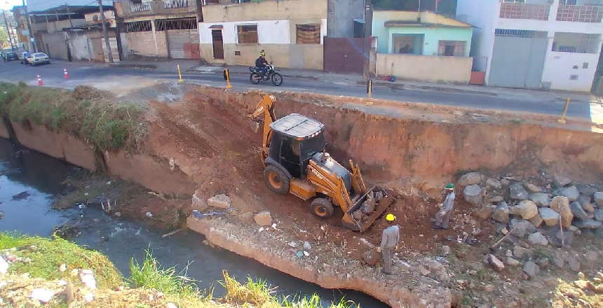 Portal de Notícias PJF | Córrego Santa Luzia recebe obra de contenção para receber novo coletor tronco de esgoto | CESAMA - 8/8/2022