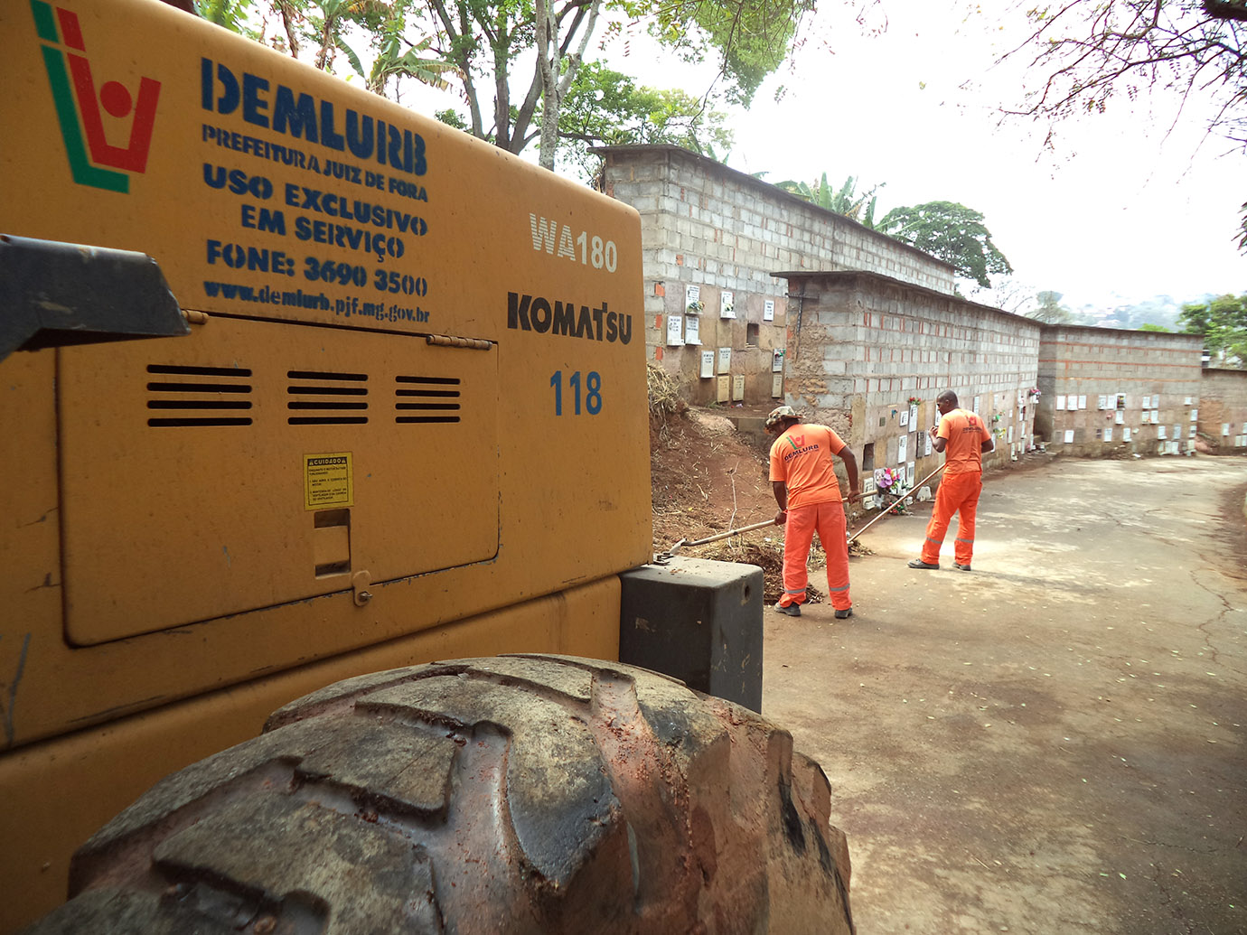 Portal de Notcias PJF | Demlurb mobiliza 70 funcionrios para servios de conservao no Cemitrio Municipal     | DEMLURB - 20/10/2014