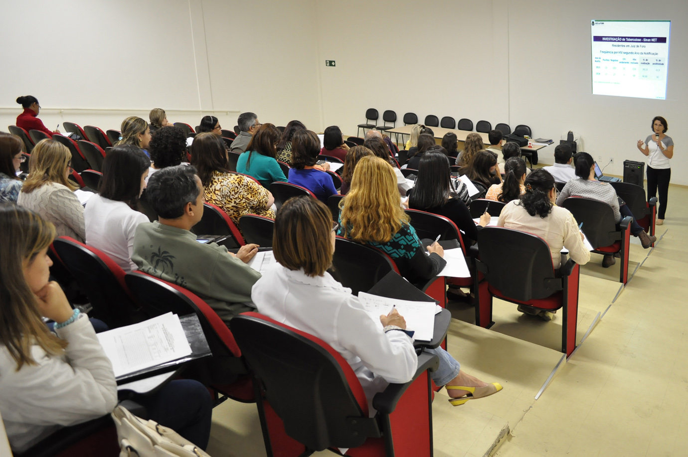 Portal de Notcias PJF | Servidores da Ateno Primria participam de curso de capacitao para tratamento de tuberculose | SS - 22/10/2014