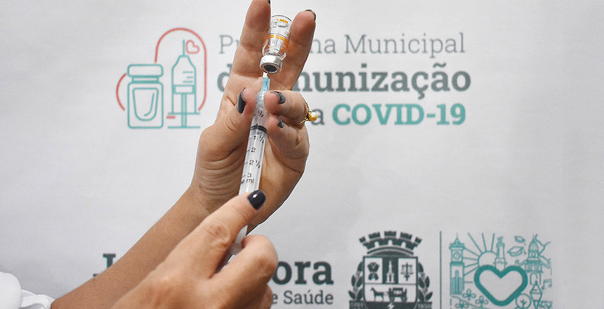 Vacinação contra a Covid-19 chega às pessoas de 33 anos nesta quinta, 22