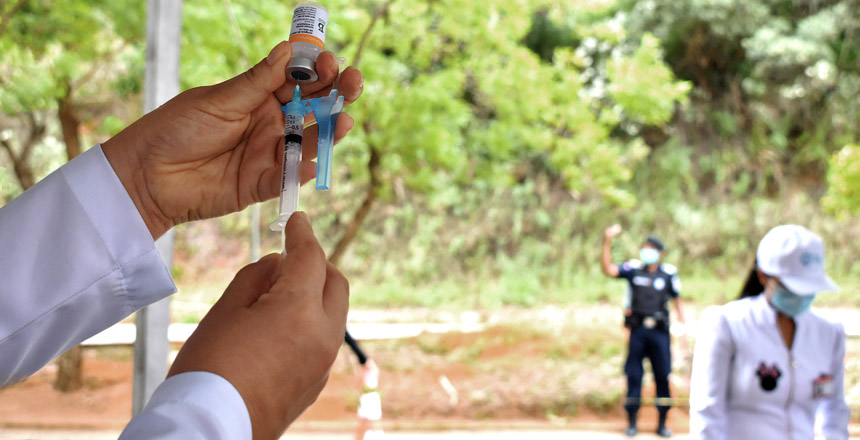 Vacinação contra Covid-19 no sábado acontece no drive-thru da UFJF para diversos públicos