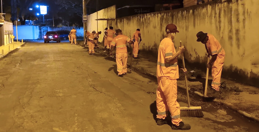 Portal de Notícias PJF | Demlurb atua no período noturno com equipe de capina e roçada | DEMLURB - 16/1/2023