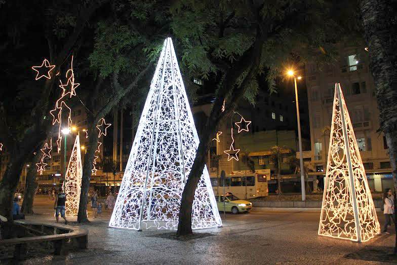 Portal de Notcias PJF | Natal 2014 - rvores luminosas levam encanto de Natal ao Parque Halfeld | FUNALFA - 16/12/2014
