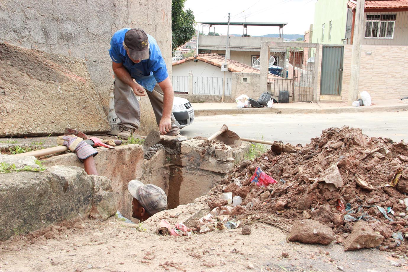 Portal de Notcias PJF | Secretaria de Obras realiza limpeza de 80 bocas de lobo na Cidade do Sol | SO - 21/11/2014