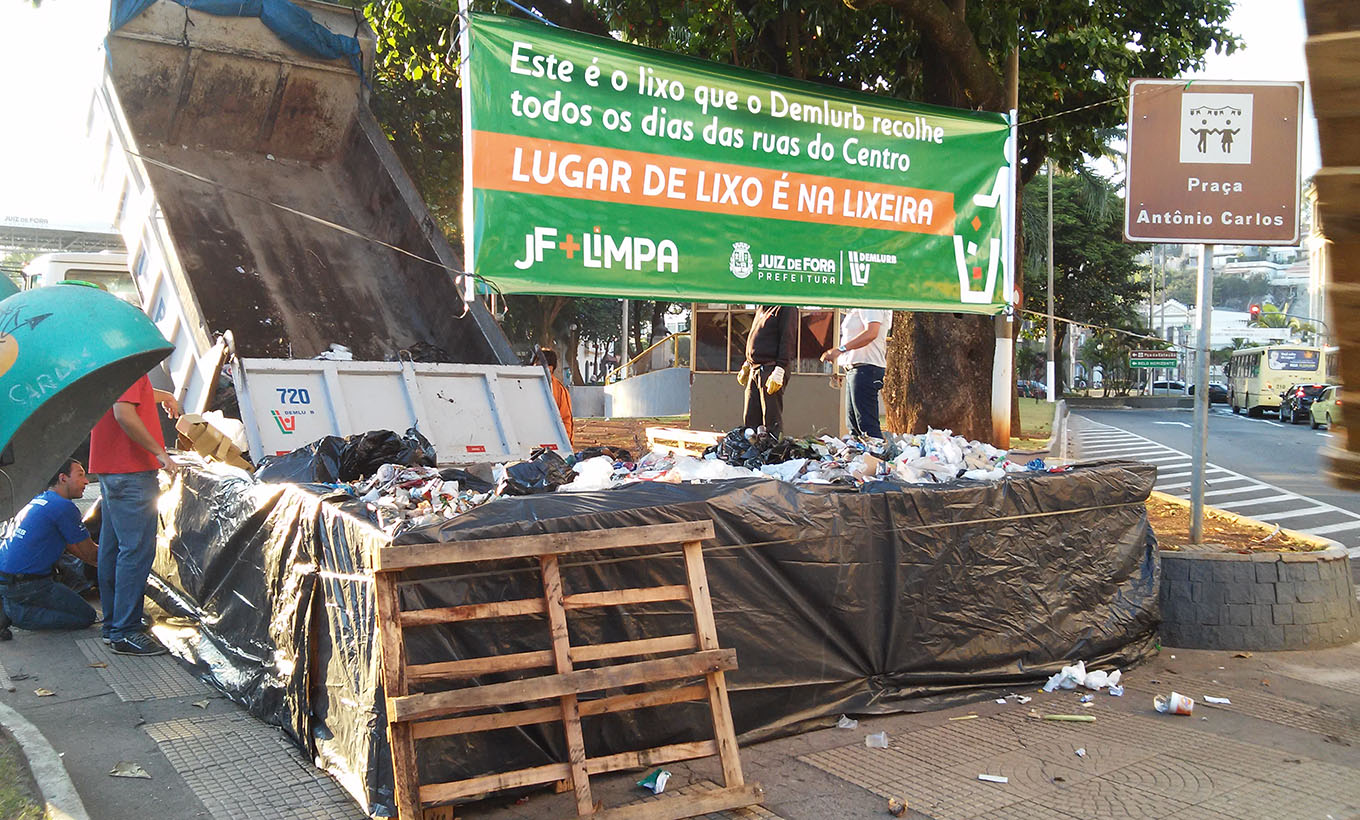 Portal de Notcias PJF | Operao JF+Limpa: Demlurb leva lixo recolhido no cho para a Praa Antnio Carlos | DEMLURB - 27/5/2015