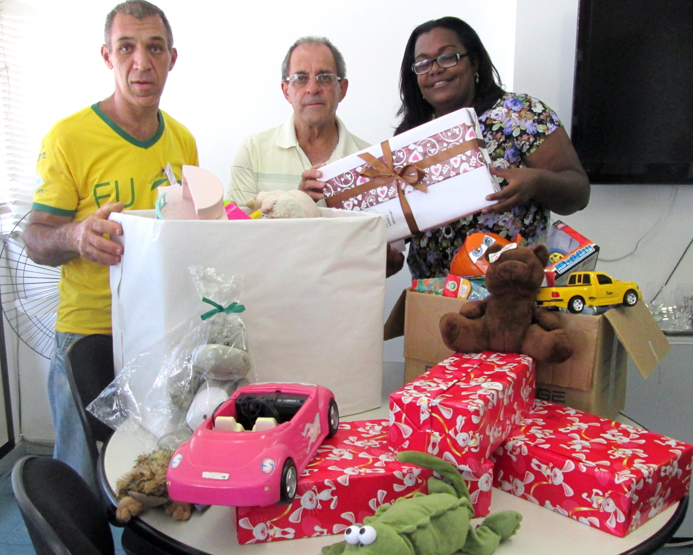 Portal de Notcias PJF | Bem Comum entrega brinquedos doados  ONG Amigos Mos Abertas (AMA) | SECOM - 18/12/2014