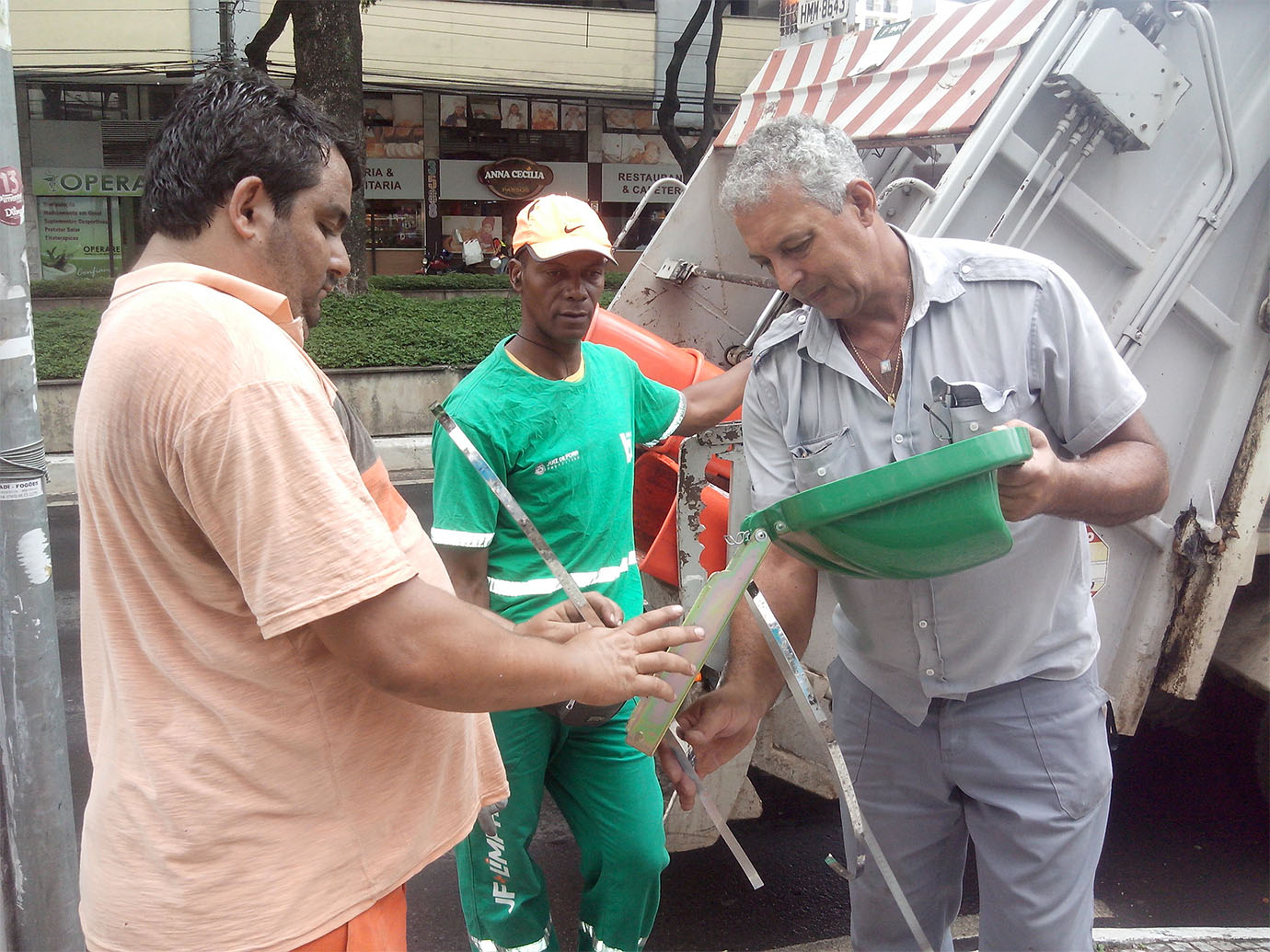 Portal de Notcias PJF | Demlurb realiza manuteno nas lixeiras da Avenida Rio Branco | DEMLURB - 25/2/2015