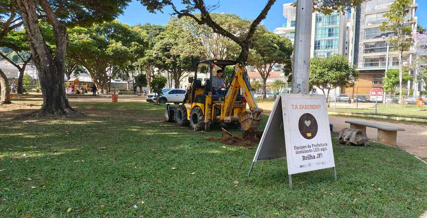Portal de Notícias PJF | Empav inicia implantação de luminárias LED na praça do Bom Pastor | EMPAV - 18/6/2025