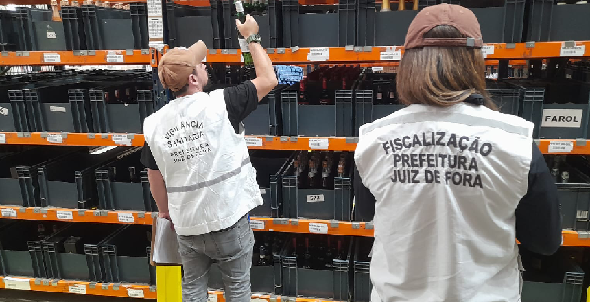 Portal de Notícias PJF | Prefeitura de Juiz de Fora apreende mais de 933 litros de bebidas irregulares e 1.150 kg de alimentos impróprios durante a Operação Salus | PREFEITURA - 9/10/2025