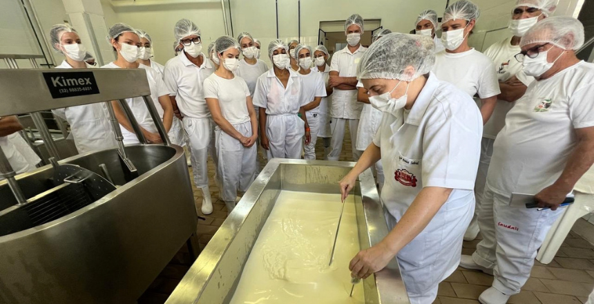 Portal de Notícias PJF | Segunda edição do Encontro de Produtores de Pecuária Leiteira reúne 21 produtores em curso de fabricação de queijos padrão e meia cura em Juiz de Fora | SDA - 1/10/2026