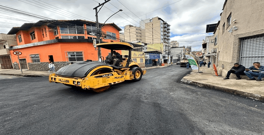 Portal de Notícias PJF | Empav conclui recapeamento da rua Paula Lima e inicia nova frente na rua Dr. Romualdo, no São Mateus | EMPAV - 16/6/2026