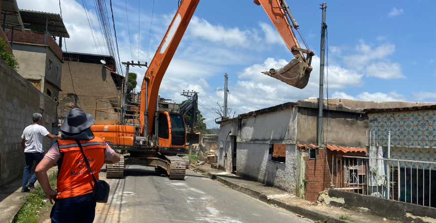 Portal de Notícias PJF | Defesa Civil conclui a demolição de 34 imóveis nesta semana | DEFESA CIVIL - 16/10/2026