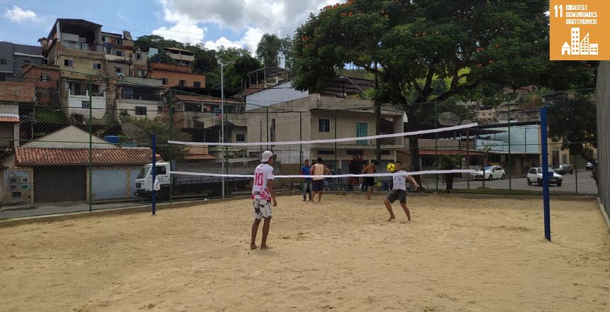 Portal de Notícias PJF | Praça do bairro Jardim Esperança ganha quadra de areia | EMPAV - 21/12/2023