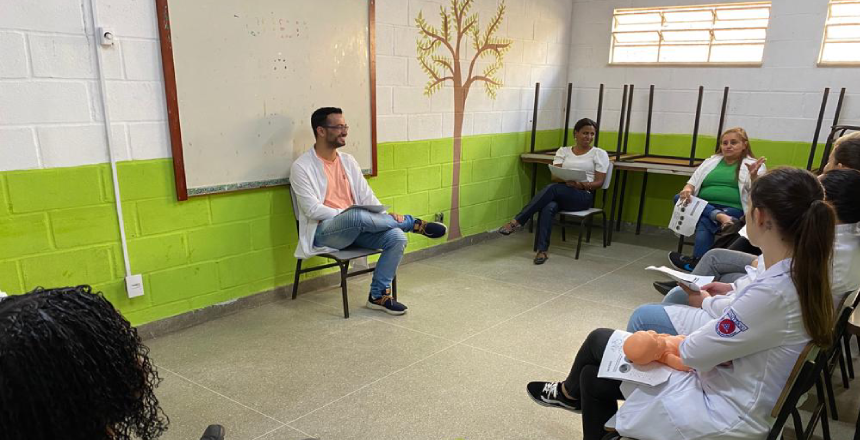Portal de Notícias PJF | Trabalho intersetorial: UBS Vila Esperança realiza capacitação de primeiros socorros a profissionais do Curumim Vila Esperança II | SS - 22/3/2023