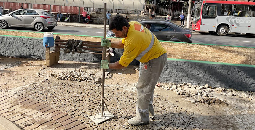 Portal de Notícias PJF | PJF dá sequência aos trabalhos de revitalização da Praça da Estação | EMPAV - 23/8/2022