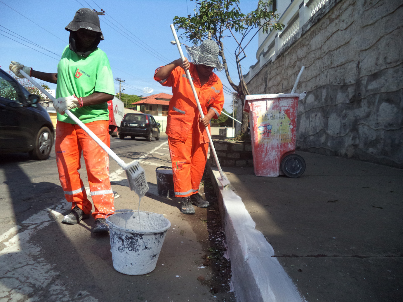 Portal de Notcias PJF | Demlurb inicia pintura de postes e meios-fios no entorno do Cemitrio Municipal | DEMLURB - 24/10/2014