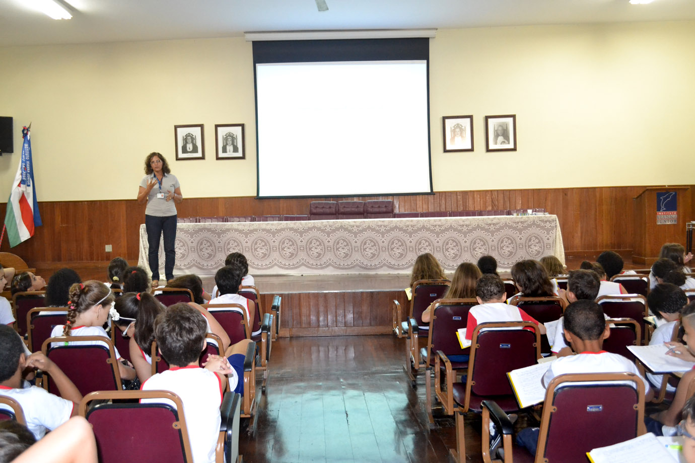 Portal de Notcias PJF | Combate ao desperdcio de gua - Palestra da Cesama mobiliza 80 alunos do Instituto Vianna Jnior | CESAMA - 26/3/2015