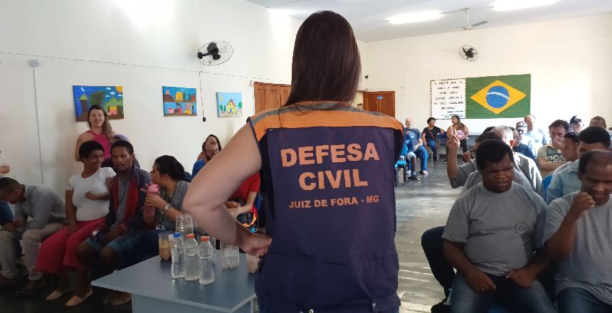 Portal de Notícias PJF | Defesa Civil realiza palestras educativas em escola estadual - DEFESA CIVIL | 26/4/2024
