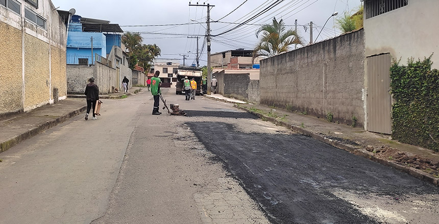 Portal de Notcias PJF | Empav realiza operao tapa-buraco no bairro Caiaras    | EMPAV - 26/10/2021