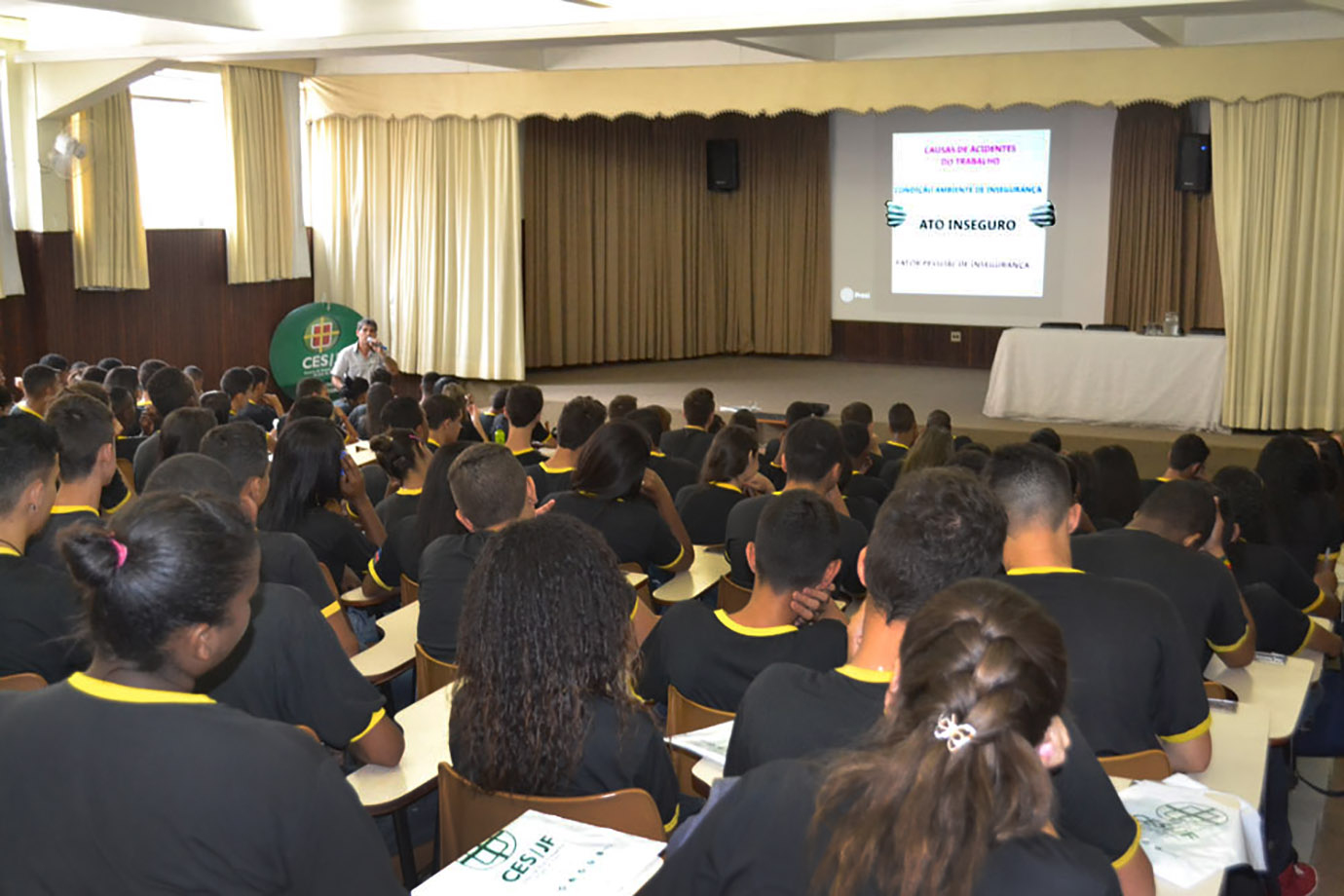 Portal de Notcias PJF | Semana do Jovem Aprendiz - Tcnico da Cesama realiza palestra sobre segurana do trabalho para 110 adolescentes do Promad | CESAMA - 27/11/2014