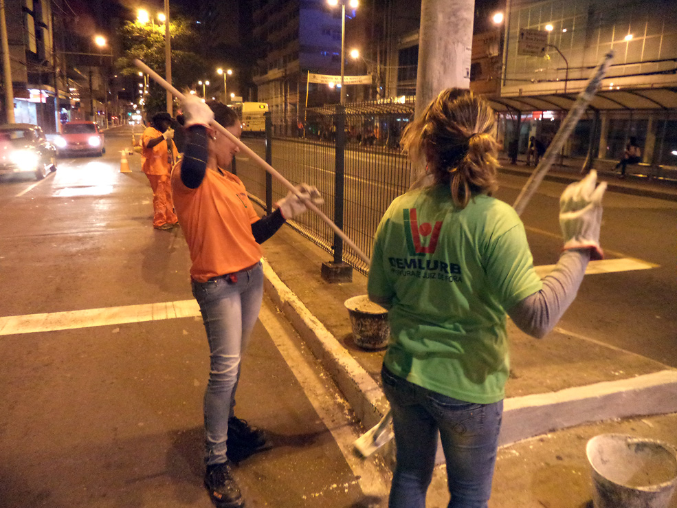 Portal de Notcias PJF | Demlurb executa pintura noturna na Avenida Rio Branco    | DEMLURB - 29/10/2014