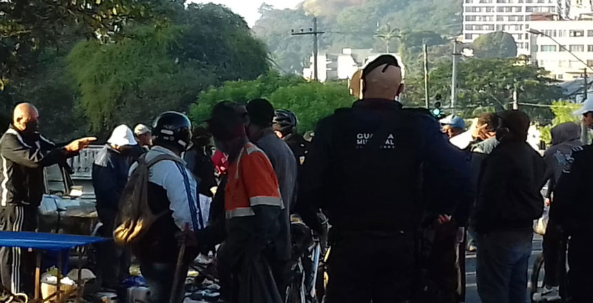 Fiscalização atua em feira irregular às margens da Avenida Brasil neste domingo