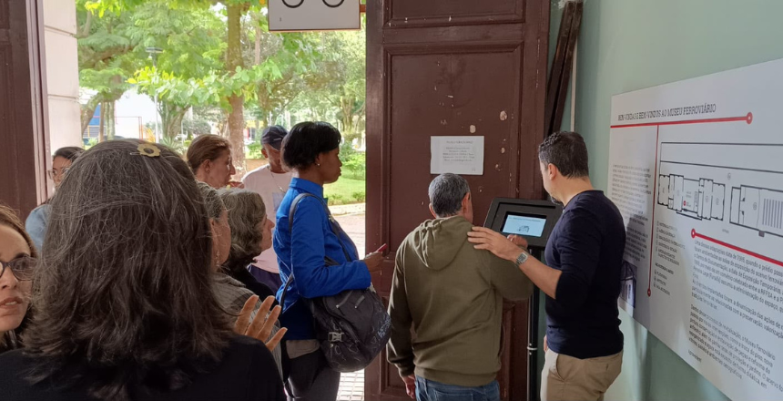 Portal de Notícias PJF | Projeto promove inclusão de pessoas surdas no Museu Ferroviário | FUNALFA - 11/6/2026