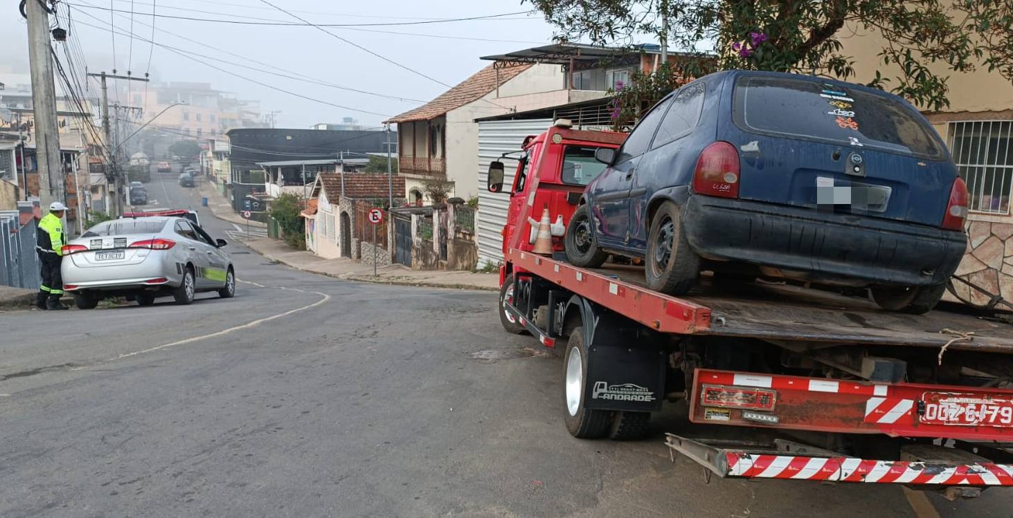 Portal de Notícias PJF | Operação da PJF reforça segurança e ordenamento urbano com remoção de veículos abandonados | SMU - 3/7/2026