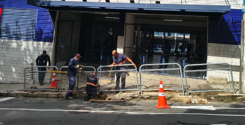 Portal de Notícias PJF | Mais segurança viária: Prefeitura instala gradis em frente a nova sede do Colégio de Aplicação João XXIII | SMU - 2/6/2026