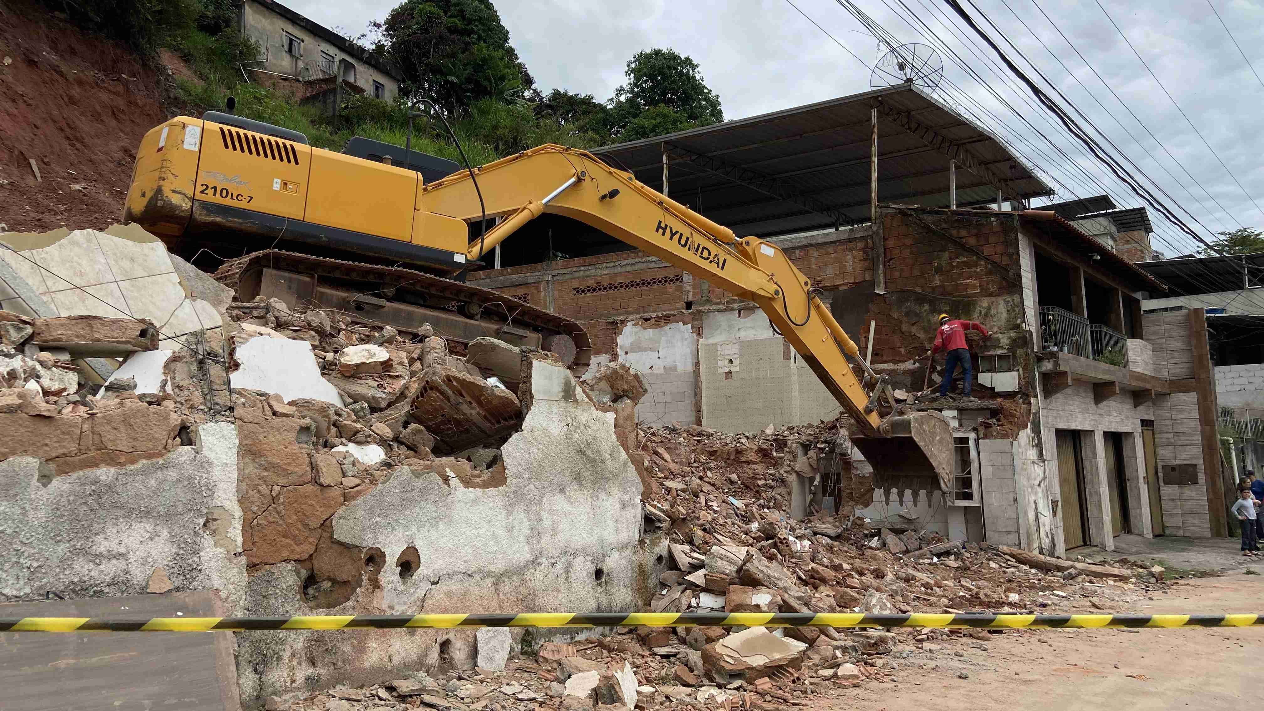 Portal de Notícias PJF | Defesa Civil conclui demolição de 17 imóveis nesta semana | DEFESA CIVIL - 29/10/2026