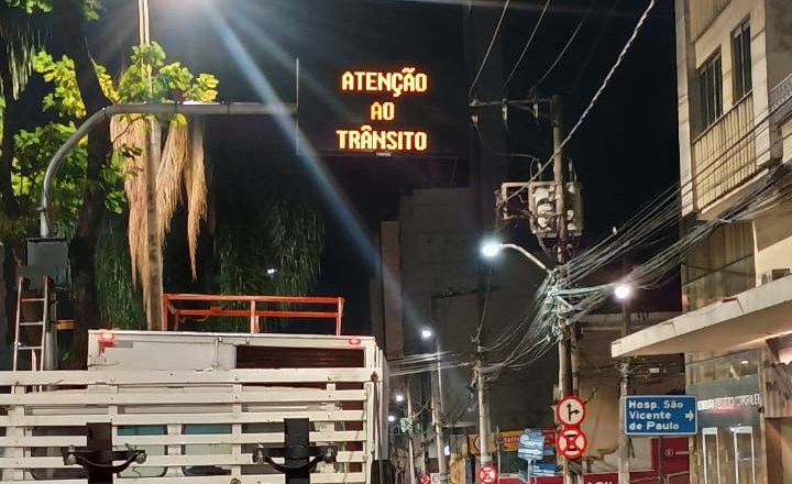 Portal de Notícias PJF | Painéis de mensagens de trânsito: nova tecnologia integra informações e garante mais segurança viária | SMU - 21/8/2025