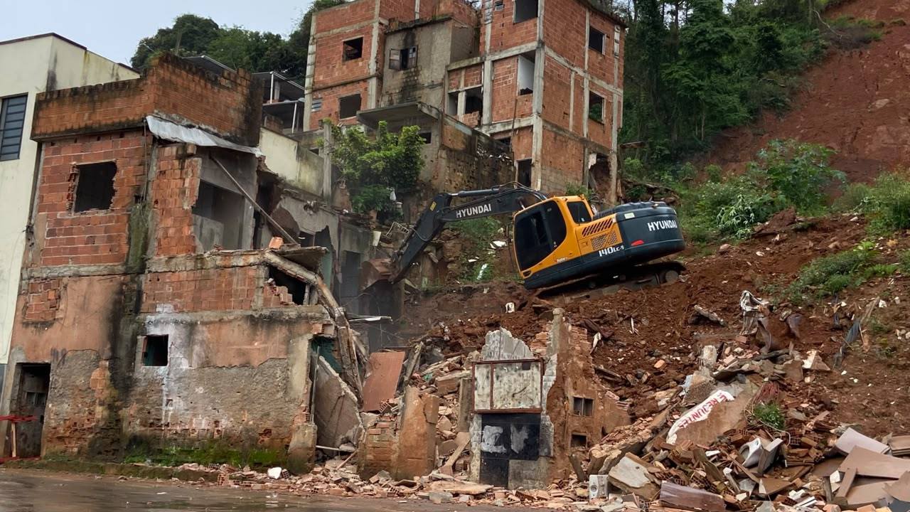 Portal de Notícias PJF | Defesa Civil conclui demolição de dez imóveis nesta semana | DEFESA CIVIL - 23/10/2026