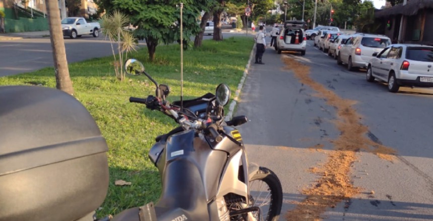 Portal de Notcias PJF | Agentes de trnsito aplicam serragem na Avenida Rio Branco aps acidente | SMU - 22/10/2021