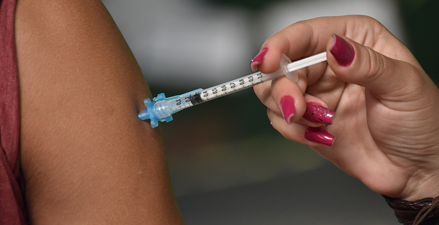 Vacinação de reforço para idosos e começo de imunização de adolescentes marcam esta terça-feira, 14