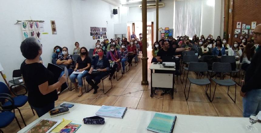 Portal de Notcias PJF | Prefeitura lana Caderno 1 do LMundo em reunio entre SE e gestores escolares | SE - 2/6/2022
