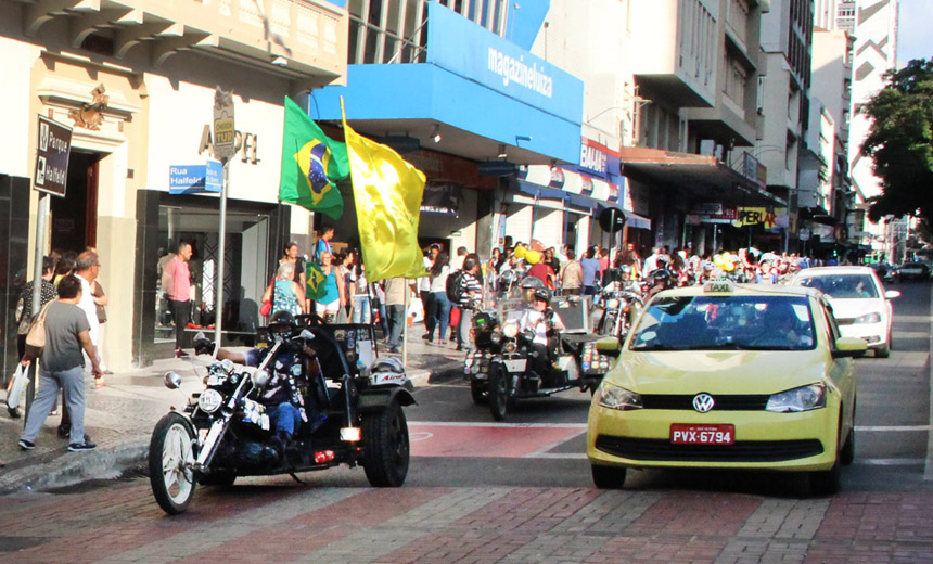 Portal de Notcias PJF | Maio Amarelo  Caravana passa pela Avenida Rio Branco com mensagem de conscientizao | SETTRA - 3/5/2018