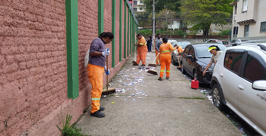 Portal de Noticias PJF | Varrição é reforçada para limpeza de material eleitoral nas ruas de Juiz de Fora - DEMLURB | 3/10/2022