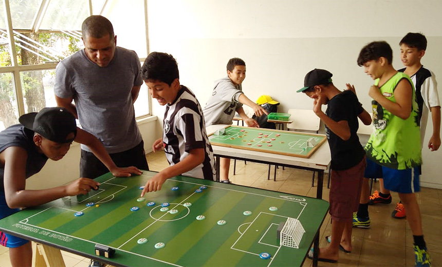 Portal de Notcias PJF | JF Esporte e Cidadania: meninos se divertem jogando futebol de boto | SEL - 6/11/2018