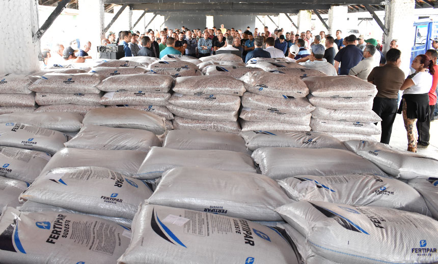 Portal de Notcias PJF | PJF entrega sacos de adubo aos produtores rurais e adquire caminho para apoio ao setor | SAA - 7/11/2018