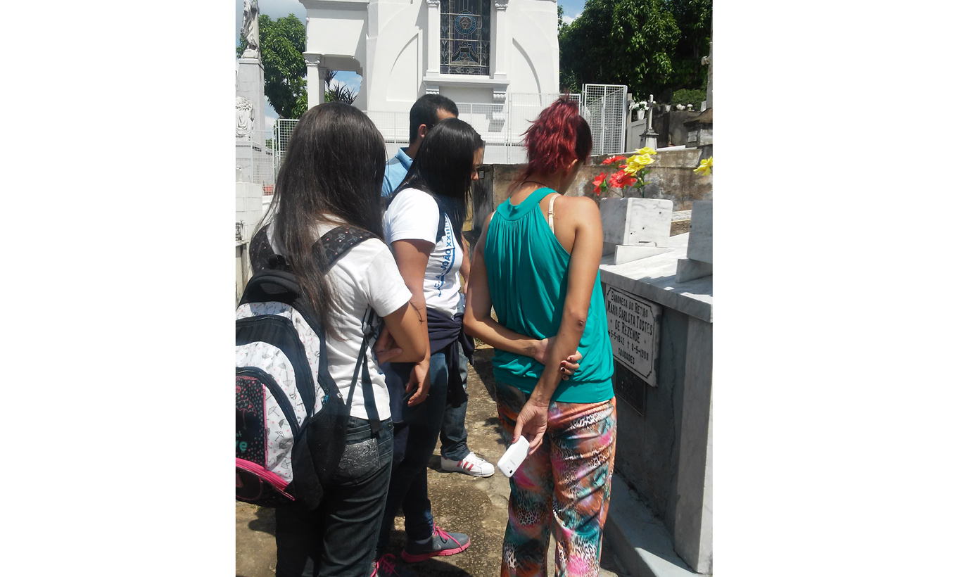 Portal de Not�cias PJF | Alunos do Col�gio de Aplica��o Jo�o XXIII fazem visita guiada ao Cemit�rio Municipal | SO - 10/11/2015