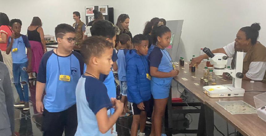 Portal de Not�cias PJF | Crian�as da Escola Municipal Manuel Bandeira visitam o Centro de Ci�ncias da UFJF | SE - 10/12/2024