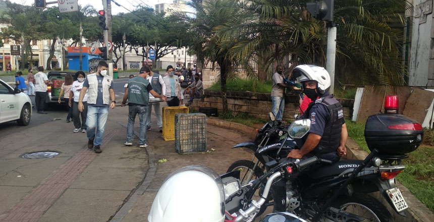 Fiscalização da PJF realiza operação na Praça da Estação