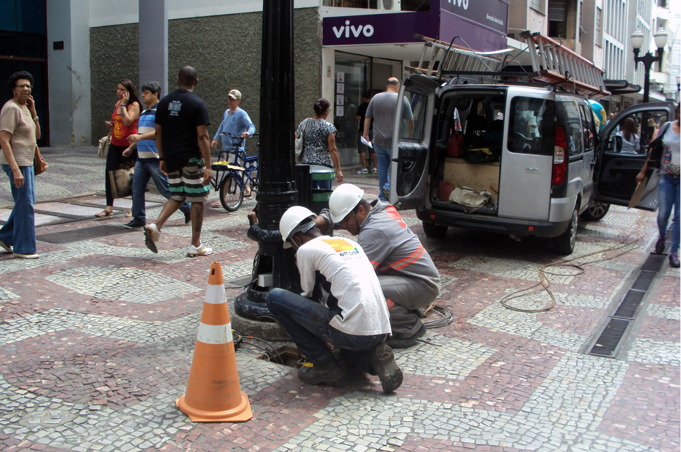 Portal de Not�cias PJF | Prefeitura revitaliza ilumina��o do Cal�ad�o da Rua Halfeld | EMPAV - 11/12/2014