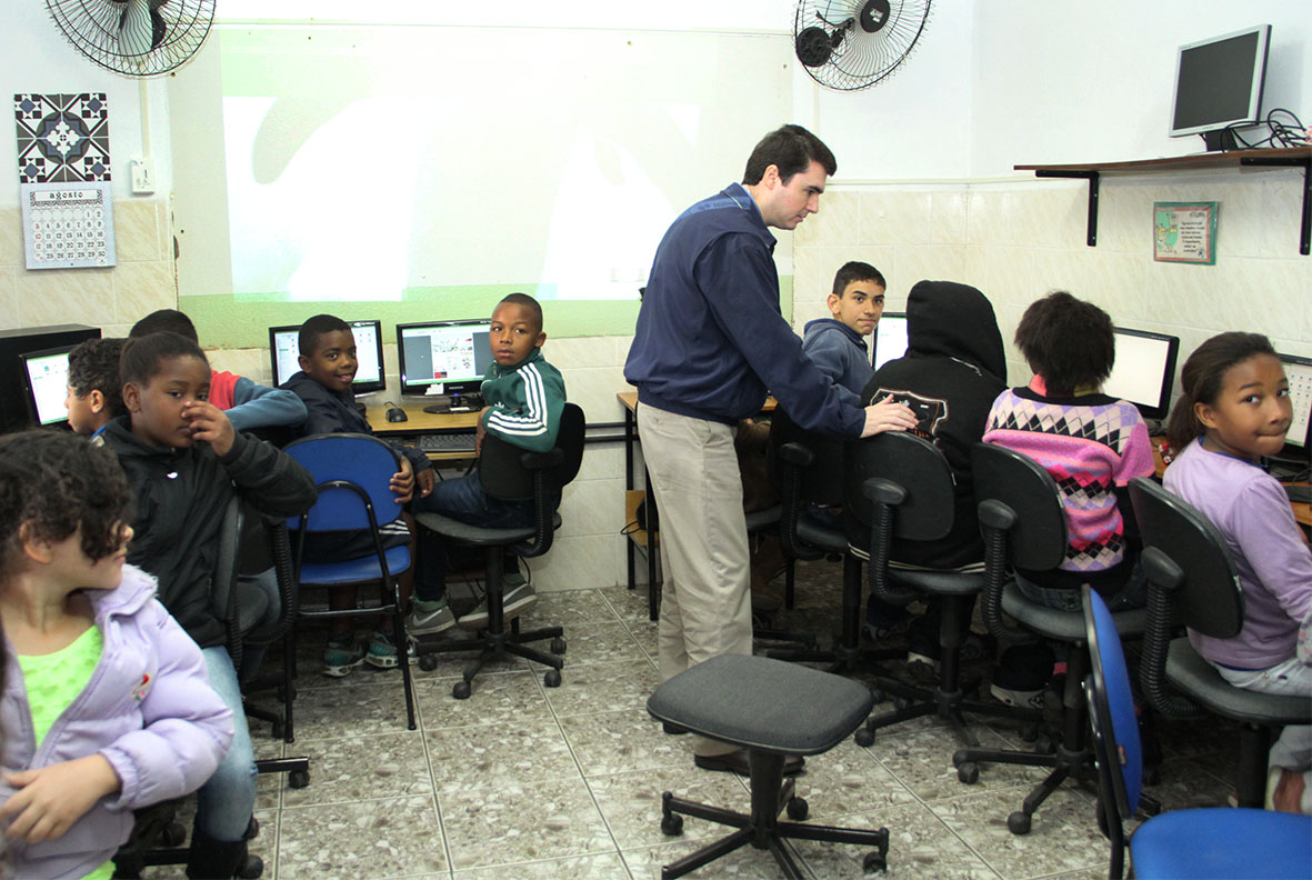 Portal de Not�cias PJF | Prefeito e secret�rio de Educa��o visitam E.M. Presidente Tancredo Neves | PREFEITO - 19/8/2014