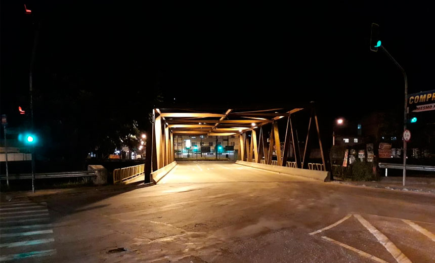 Portal de Notcias PJF | Prefeitura melhora iluminao de ponte no Santa Terezinha | EMPAV - 12/12/2018