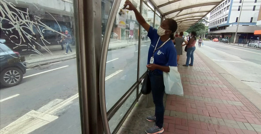 Demlurb realiza campanha de conscientização e limpeza em pontos de ônibus