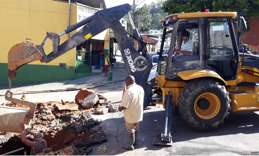 Portal de Notcias PJF | Secretaria de Obras faz manuteno em rede de drenagem no Bairro Vitorino Braga | SO - 14/1/2019