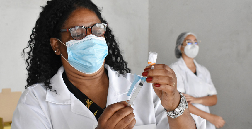 Trabalhadores da saúde voltam a ser vacinados contra Covid-19 neste terça, 15